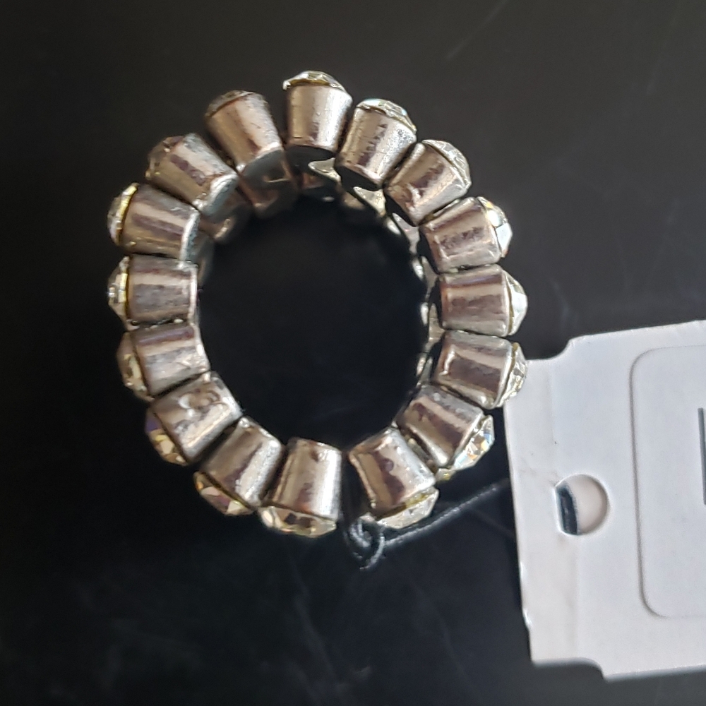 NWT Silver Rhinestone Stretch Ring - Picture 3 of 5